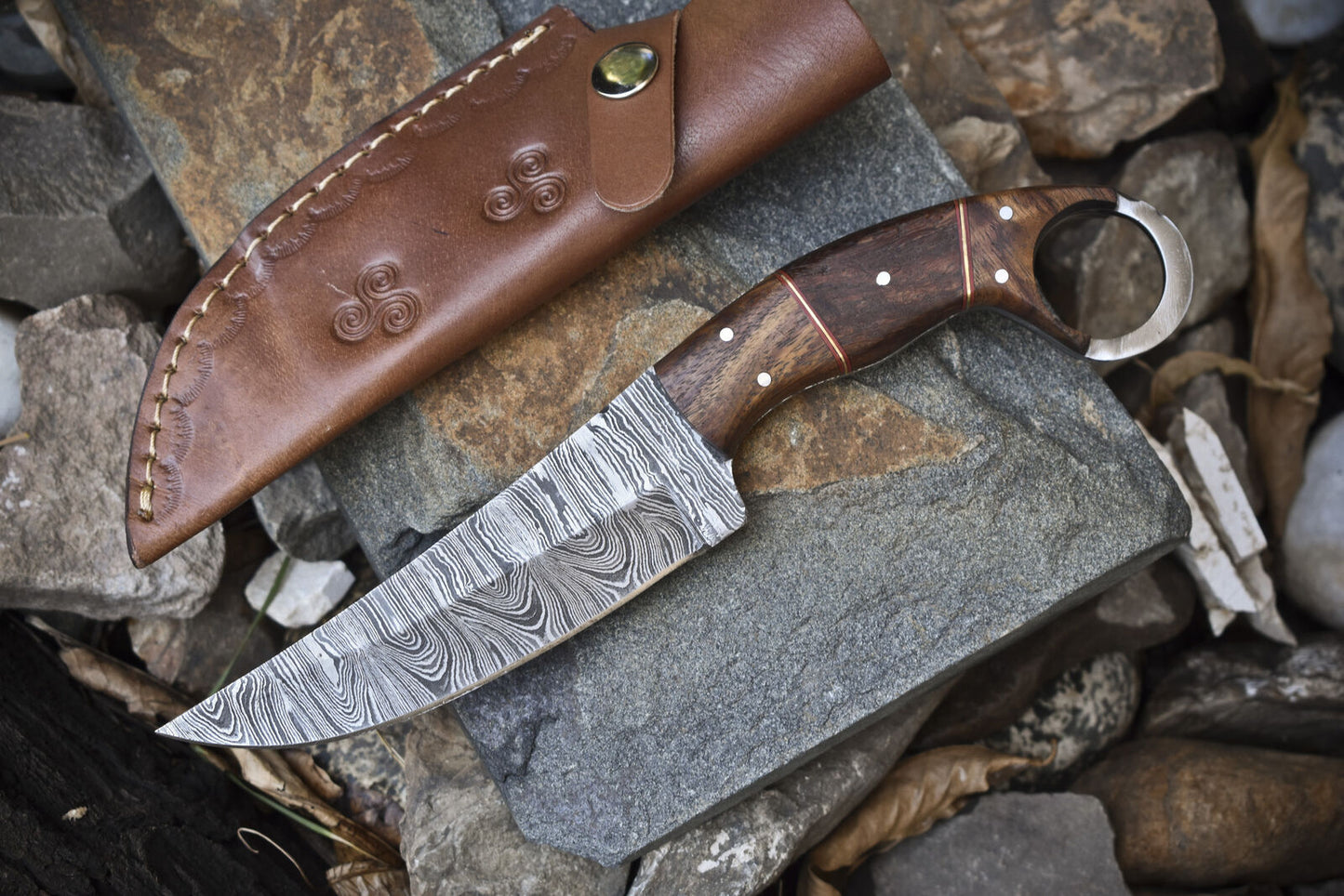 Best custom handmade Damascus steel hunting knife with 8.5-inch blade and pakkawood handle, includes leather sheath