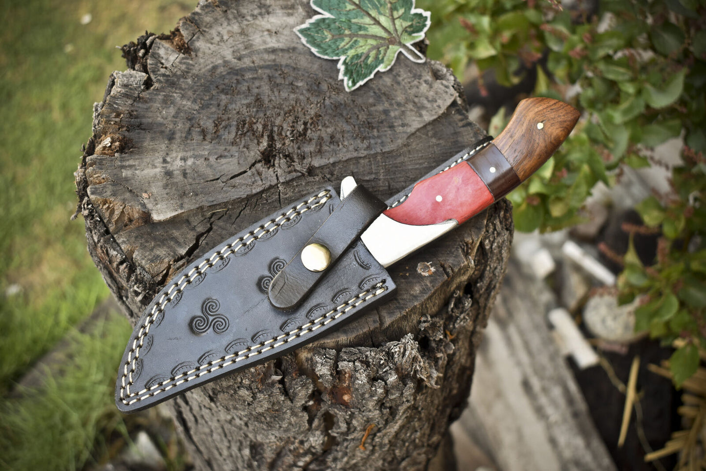 Custom Damascus steel hunting knife with pakkawood and rosewood handle, sharp and durable, comes with a leather sheath