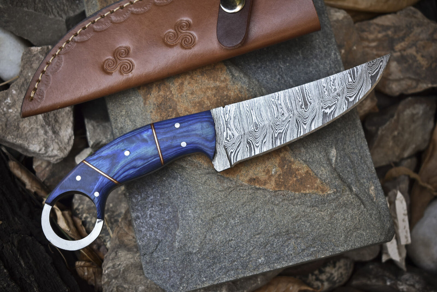 Damascus hunting knife with an 8.5-inch blade and pakkawood handle, complete with a leather sheath."