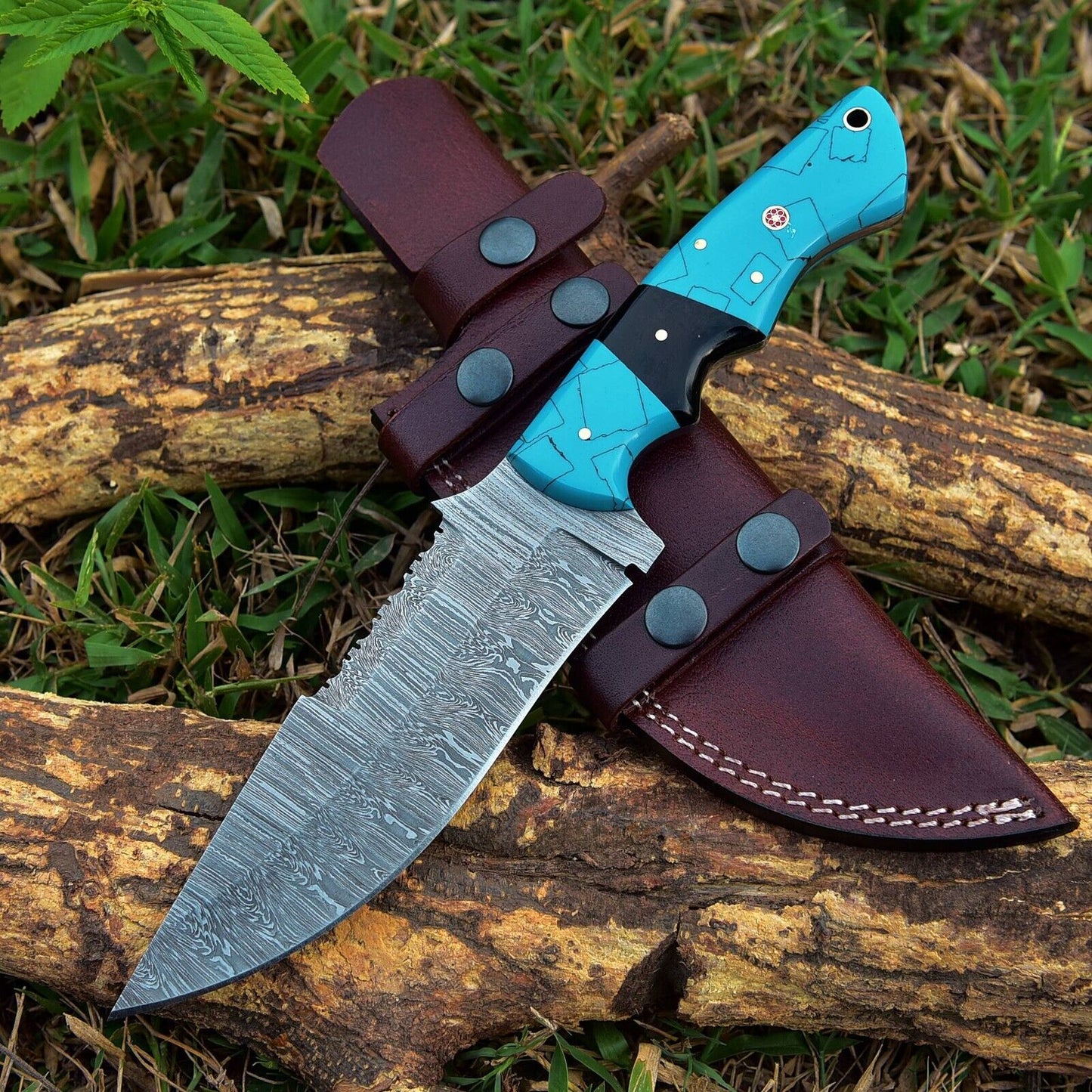 "Handcrafted Damascus steel hunting knife with leather sheath – perfect for hunting and camping.