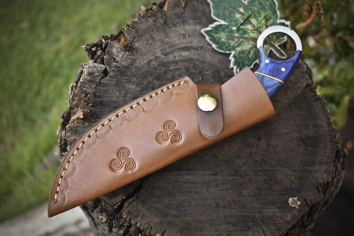 "Handmade Damascus steel hunting knife with pakkawood handle, 8.5-inch blade, and leather sheath for safe carrying.