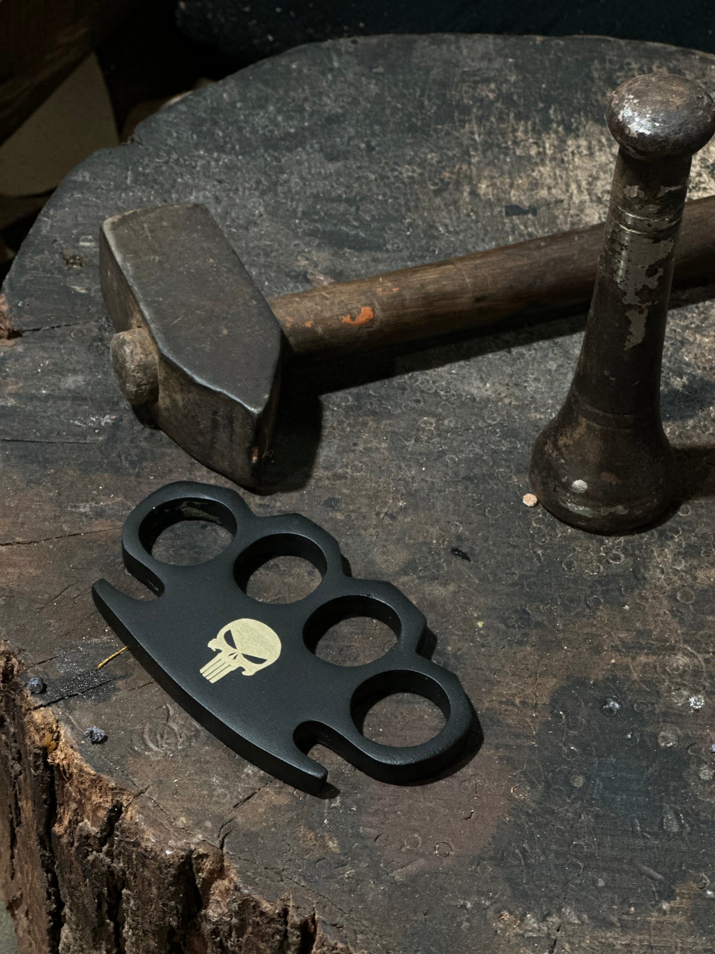 Solid brass black knuckle duster with leather case for everyday carry
