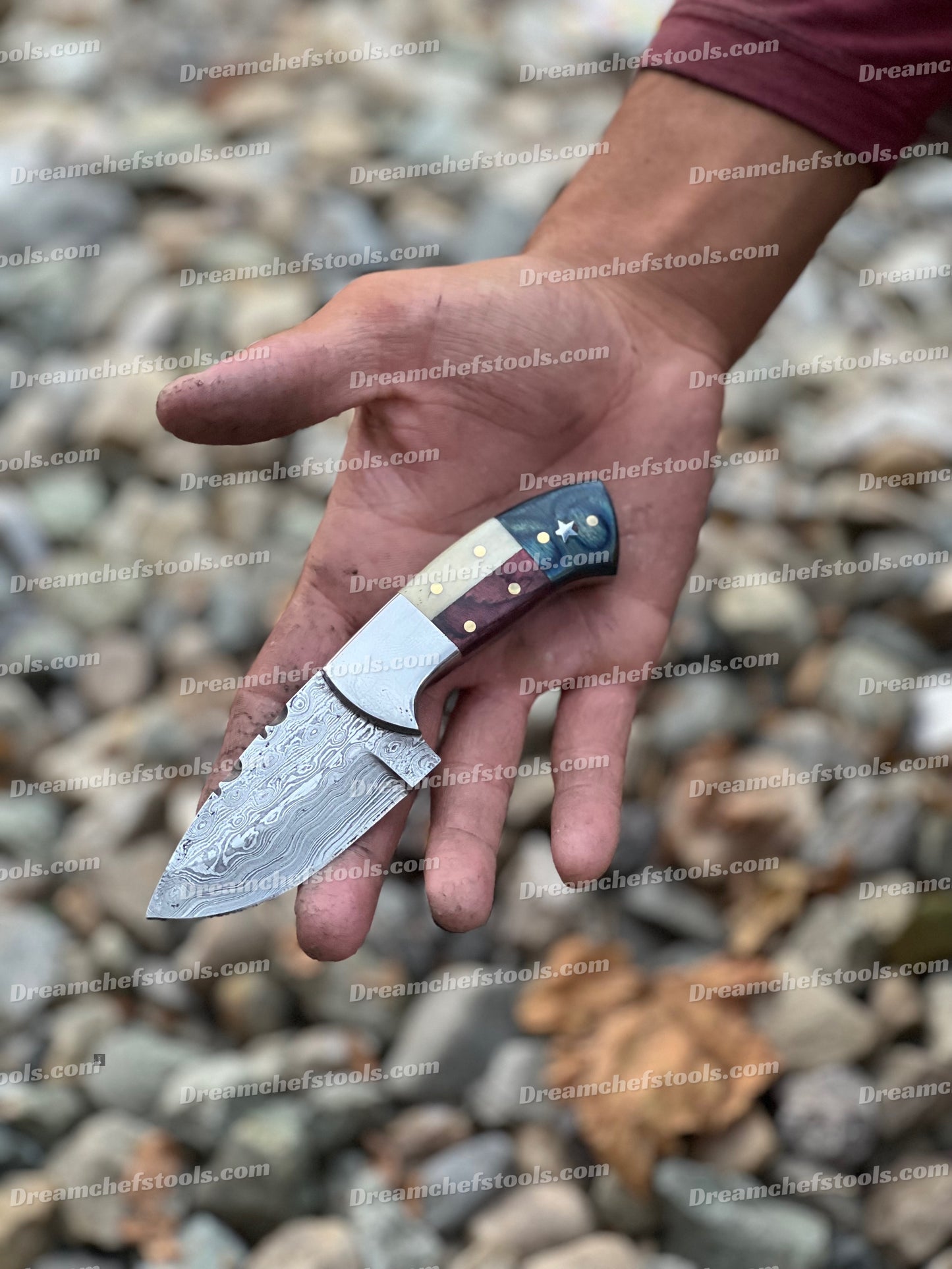 Custom handmade Damascus steel skinning knife