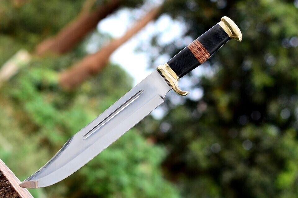 ull-length view of the 16-inch J2 steel Crocodile Dundee Bowie knife with leather sheath.