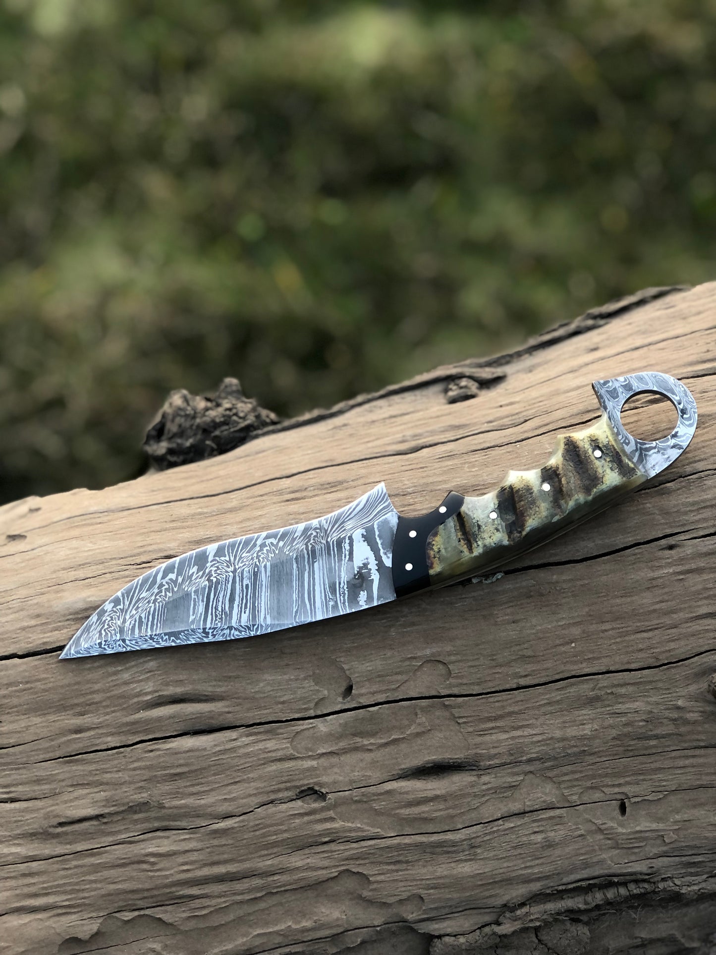 Custom handmade Damascus steel hunting knife