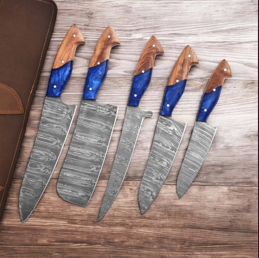 "Chef’s Damascus Knife Set – Razor-Sharp Blades in Leather Case"

