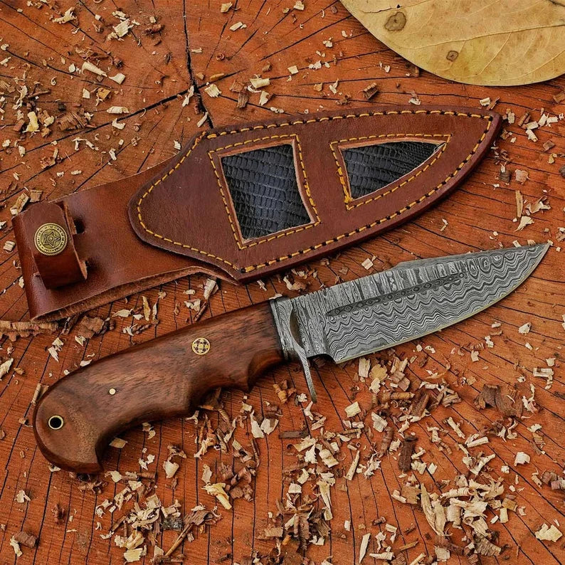 Handmade Damascus steel hunting knife