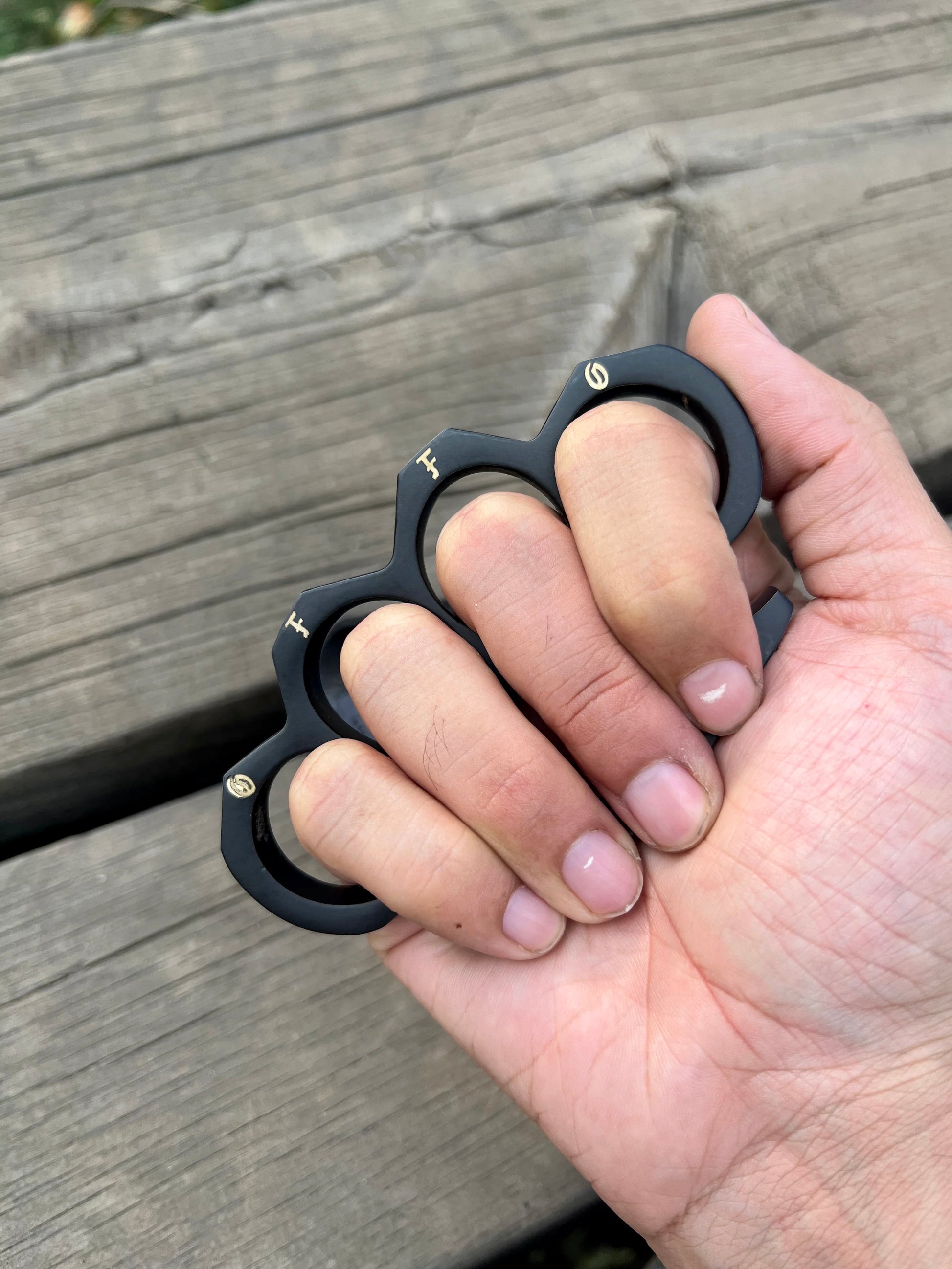 Everyday carry black steel knuckle duster with leather case