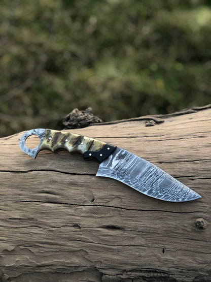 Custom handmade Damascus steel hunting knife