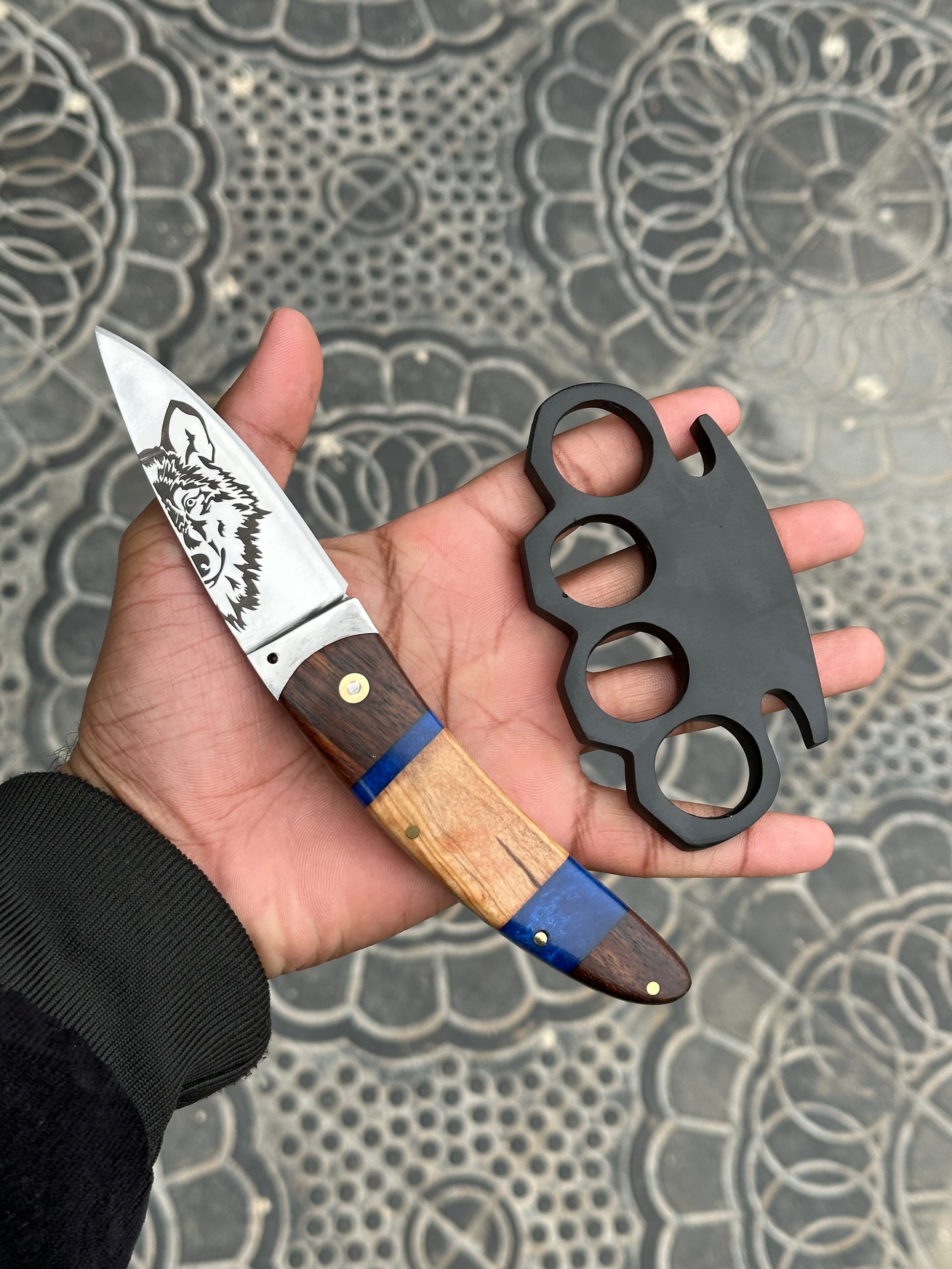 Solid brass black steel knuckle duster with concealed pocket knife and leather case