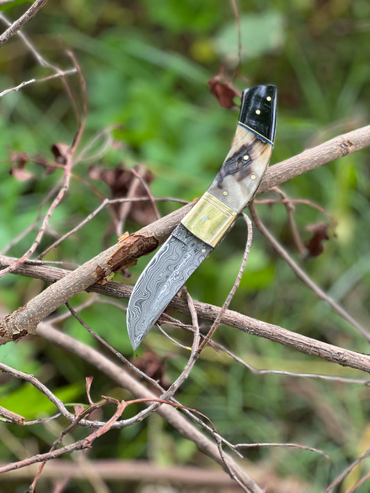 Hand Made Folding Knife , Superior Custom Made Damascus Steel Pocket Knife handle made of of sheep horn with brass  with come to leather sheath